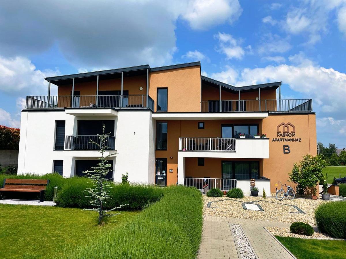 Paskom Apartmanhaz Nyergesujfalu Exterior foto
